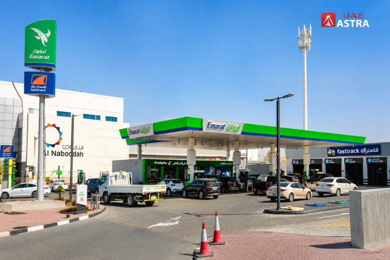 Emarat Bin Hendi service station on Sheikh Zayed Road in Dubai with fuel pumps, Fasttrack auto service, and Freshplus convenience store